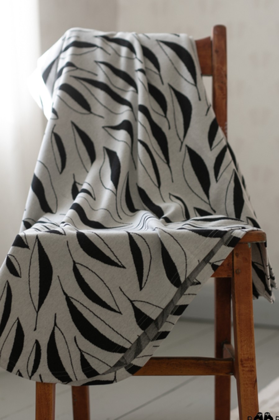 Throw Blankets & Bed Linens | Home Decor PaaPii Paapii Throw Blanket Flow Black/White